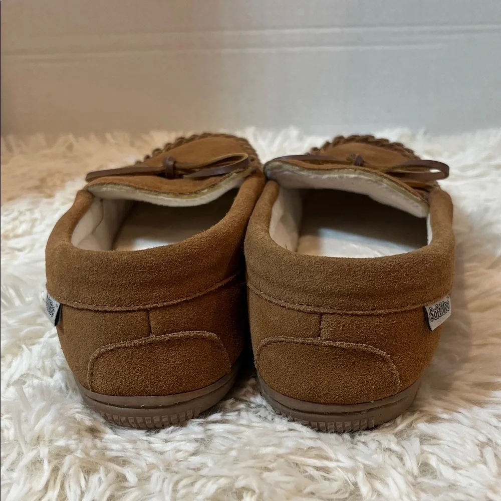 Softmoc women’s brown leather moccasin style shoes. - Picture 3 of 8